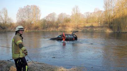 Wie das Auto in die Isar kam, ist noch v&ouml;llig unklar. Foto: Feuerwehr Freising