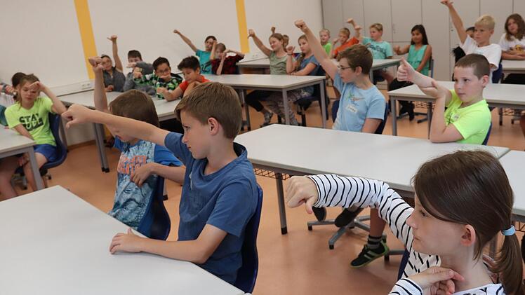 Daumen hoch - super; Daumen runter - schlecht: Auch die Kinder waren sich bei manchen Themen nicht einig.