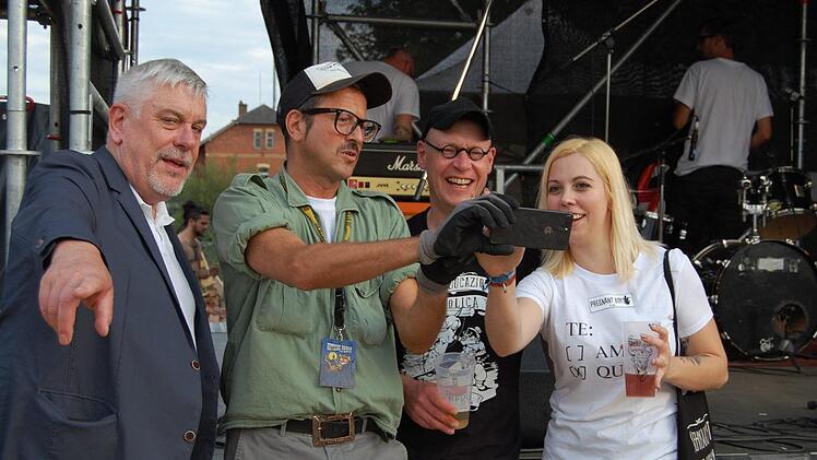 Oberbürgermeister und gleichzeitig Umbrellaman vom Outside Rodeo, Norbert Tessmer, mischte sich am Samstagabend unter das Festivalpublikum. Foto: Rolf Krebs