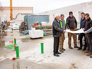 Alles läuft planmäßig. In Schwürbitz entsteht ein Schülerhort für zwei Gruppen. Vom Baufortschritt überzeugten sich Bürgermeister Helmut Fischer, Bodo Gutgesell, Udo Freitag, Rene Biesenecker, Tommy Schimanski und Bernhard Stettner.  Foto: Klaus Gagel