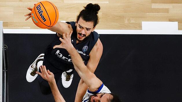 Assem Marei (oben) &uuml;berzeugte im Hinspiel gegen Mornar Bar, hier mit Mirza Begic, mit 17 Punkten und sechs Rebounds. Foto: Daniel L&ouml;b