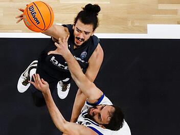 Assem Marei (oben) überzeugte im Hinspiel gegen Mornar Bar, hier mit Mirza Begic, mit 17 Punkten und sechs Rebounds. Foto: Daniel Löb