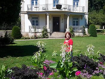 In einer blühenden Oase vor der Villa Schwan schöpfte Edith Fecher regelmäßig Kraft für ihre intensiven Gespräche mit den Rat- und Hilfesuchenden. Ende August wird die Kur-, Gäste und Reha-Seelsorgerin das Staatsbad verlassen, um sich neuen Herausforderungen zu stellen.Foto: Rolf Pralle