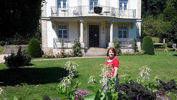 In einer blühenden Oase vor der Villa Schwan schöpfte Edith Fecher regelmäßig Kraft für ihre intensiven Gespräche mit den Rat- und Hilfesuchenden. Ende August wird die Kur-, Gäste und Reha-Seelsorgerin das Staatsbad verlassen, um sich neuen Herausforderungen zu stellen.Foto: Rolf Pralle