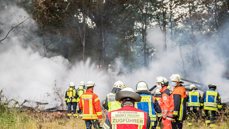 Scheune am Waldrand brennt aus
