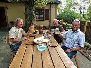 Hier auf dem Ludwigsburg-Keller am Höchstadter Kellerberg lässt sich's aushalten. Von links: Rainer Scheckenbach, Sigurd Kohler und Alfred Leicht.  Fotos: Britta Schnake