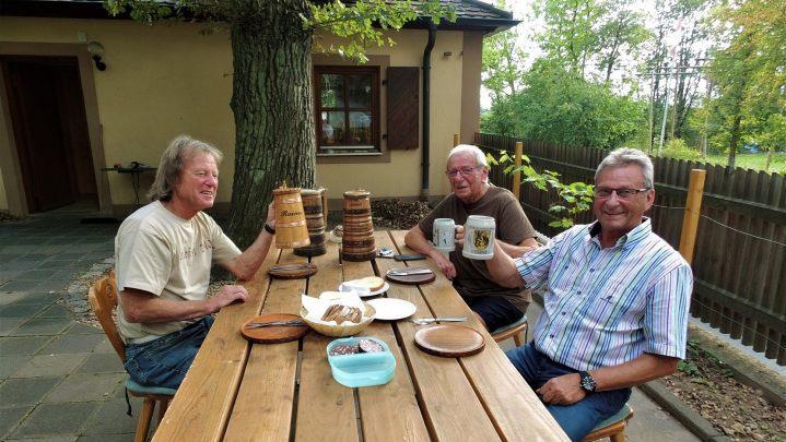 Hier auf dem Ludwigsburg-Keller am Höchstadter Kellerberg lässt sich's aushalten. Von links: Rainer Scheckenbach, Sigurd Kohler und Alfred Leicht.  Fotos: Britta Schnake