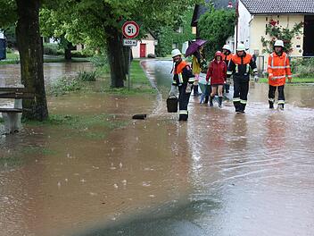 In Stöppach konnte die Kanalisation die Wassermengen nicht mehr aufnehmen. Auch das Wasser im Dorfteich trat über das Ufer.