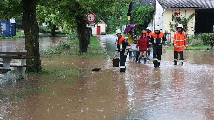 In Stöppach konnte die Kanalisation die Wassermengen nicht mehr aufnehmen. Auch das Wasser im Dorfteich trat über das Ufer.
