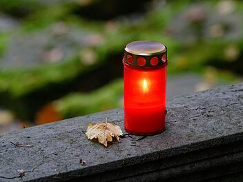 Hemhofen: Unbekannte verwüsten Kinder-Grab auf Friedhof