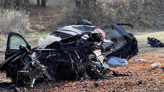 18-J&auml;hriger stirbt in Oberfranken - Auto gegen Baum gekracht
