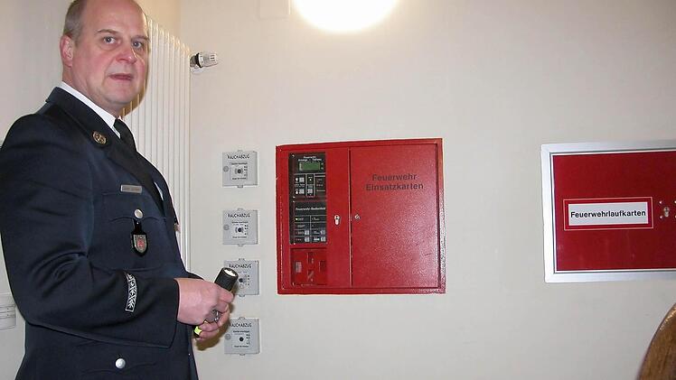 Das Herzstück der Sicherheit ist die unscheinbare Brandmeldeanlage. Hier sind alle Rauchmelder angeschlossen.