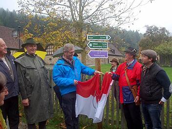 An das Wegenetz der Initiative Rodachtal ist nun auch die Gemeinde Ahorn angebunden. Von links Ehrhardt Vogler, Georg Funk, Hendrik Dressel, Rudolf Mages und Martin Finzel. Fotos: Gabi Arnold