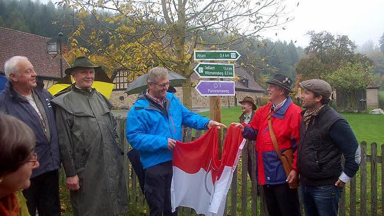 An das Wegenetz der Initiative Rodachtal ist nun auch die Gemeinde Ahorn angebunden. Von links Ehrhardt Vogler, Georg Funk, Hendrik Dressel, Rudolf Mages und Martin Finzel. Fotos: Gabi Arnold