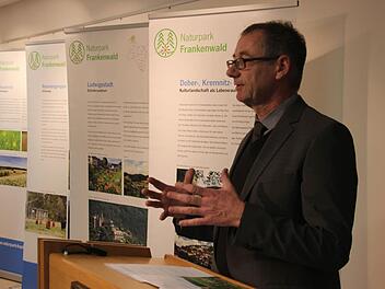 Dietrich Förster stellte die 22 Schaubilder der Wanderausstellung im Landratsamt Kronach vor.  Foto: Friedwald Schedel