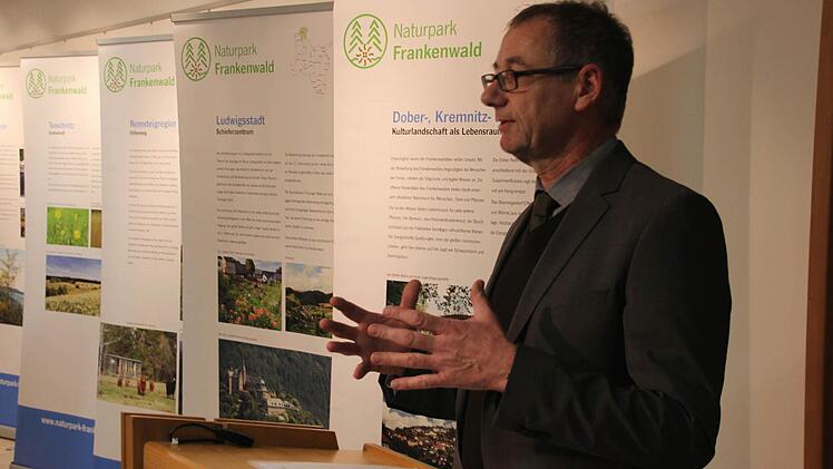 Dietrich Förster stellte die 22 Schaubilder der Wanderausstellung im Landratsamt Kronach vor.  Foto: Friedwald Schedel