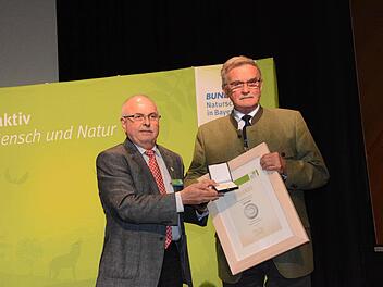 Vorsitzender Sebastian Schönauer (links) überreicht Ulf Zeidler Urkunde und Plakete. Foto: Elisabeth Assmann