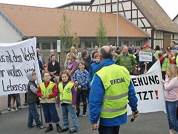 Immer wieder haben die Eltingshäuser für die Entlastung ihrer Ortsdurchfahrt demonstriert. Die Planungen sind angelaufen, aber die Bürgerinitiative fühlt sich von den Vorschlägen verschaukelt. Foto: Archiv/Stefan Geiger