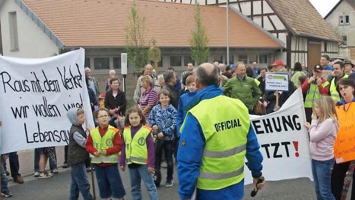 Immer wieder haben die Eltingshäuser für die Entlastung ihrer Ortsdurchfahrt demonstriert. Die Planungen sind angelaufen, aber die Bürgerinitiative fühlt sich von den Vorschlägen verschaukelt. Foto: Archiv/Stefan Geiger