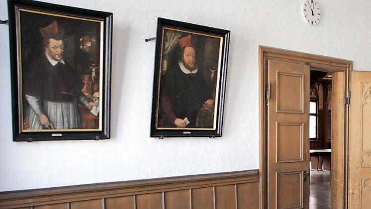 Im kleinen Rathaussaal in Forchheim hängt das Porträt Fuchs von Dornheims (2.v.links) neben dem Bild des Fürstbischofs Johann Gottfried von Aschhausen. Auch er hat sich als Hexen-Verfolger einen Namen gemacht. Das Bild von Johann Georg II, genannt Fuchs von Dornheim, Fürstbischof von Bamberg (1629 bis 1632), ist unten in groß zu sehen. Foto: Roepert