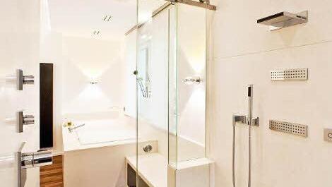 In diesem Bad gibt es eine eingebaute Lichtsteuerung und Lautsprecher in der Decke.  Foto: Aqua Cultura/Bad und mehr