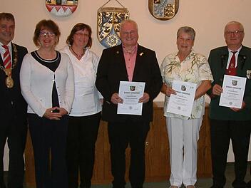 Für Aktive des Musikvereins Birnbaum sowie der Gesangvereine Steinwiesen und Nurn gab es die goldene Ehrennadel der Marktgemeinde Steinwiesen. Von links: Bürgermeister Gerhard Wunder, Michaela Mattes (2. Sängerkreis-Vorsitzende), Elisabeth Daum (Vorsitzende Gesangverein Nurn), Georg Sesselmann, Katharina Deuerling, Reinhard Ebertsch, Marco Kotschenreuther (Vorsitzender Musikverein Birnbaum), 2. Bürgermeister Bruno Beierlorzer und Wolfgang Müller (Musikbund-Kreisvorsitzender). Foto: Hans Franz