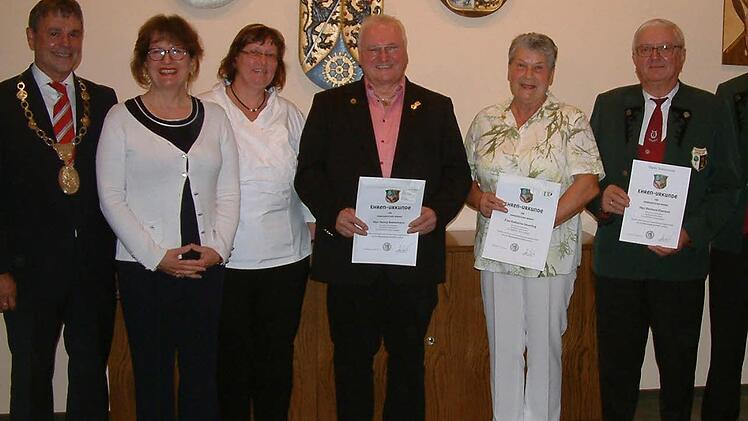 Für Aktive des Musikvereins Birnbaum sowie der Gesangvereine Steinwiesen und Nurn gab es die goldene Ehrennadel der Marktgemeinde Steinwiesen. Von links: Bürgermeister Gerhard Wunder, Michaela Mattes (2. Sängerkreis-Vorsitzende), Elisabeth Daum (Vorsitzende Gesangverein Nurn), Georg Sesselmann, Katharina Deuerling, Reinhard Ebertsch, Marco Kotschenreuther (Vorsitzender Musikverein Birnbaum), 2. Bürgermeister Bruno Beierlorzer und Wolfgang Müller (Musikbund-Kreisvorsitzender). Foto: Hans Franz