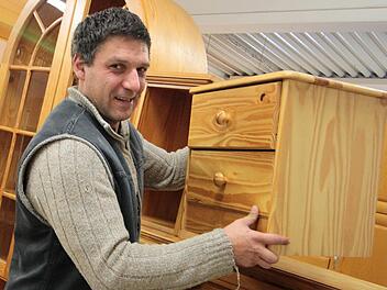 Voll in seinem Element: Christian Kienast aus Ebermannstadt an seiner Arbeitsst&auml;tte beim Gebrauchtwarenhof "Pack mers".  Foto: Maximilian Glas