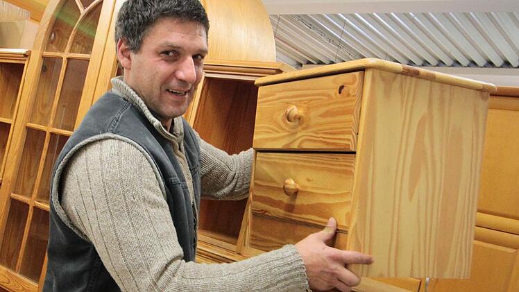 Voll in seinem Element: Christian Kienast aus Ebermannstadt an seiner Arbeitsstätte beim Gebrauchtwarenhof "Pack mers".  Foto: Maximilian Glas