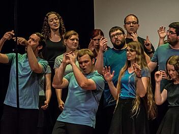 Chorgesang macht Spaß: Der Hochschulchor "Die Klangfänger" beim Auftaktkonzert des Chorfestes Coburg im Kongresshaus. Foto: Jochen Berger