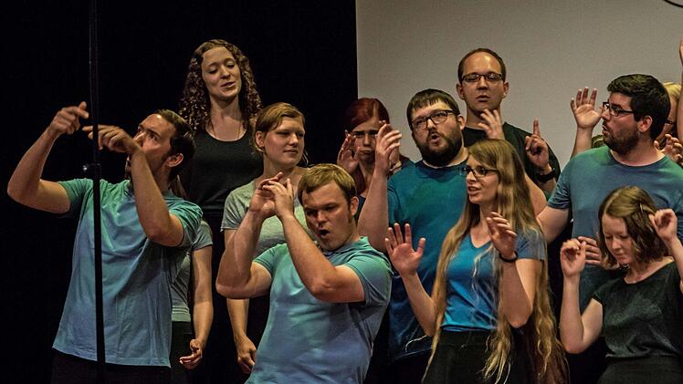 Chorgesang macht Spaß: Der Hochschulchor "Die Klangfänger" beim Auftaktkonzert des Chorfestes Coburg im Kongresshaus. Foto: Jochen Berger