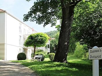 Vom Badehaus zum Haus Lioba im Kurpark in Bad Bocklet soll der neue Wandelgang entstehen. Das Foto zeigt den Blick auf das Haus Lioba, der geschlossene Wandelgang entsteht auf dem Weg.  Foto: Björn Hein