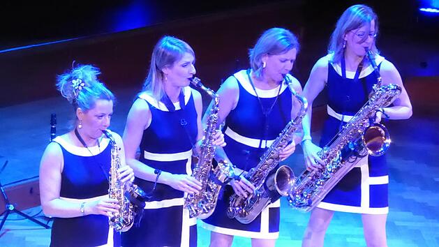 Inken Röhrs (Sopran-Saxophon), Elisabeth Flämig (Alt-Saxophon), Sigrun Krüger (Tenor-Saxophon) und Kerstin Röhn (Bariton-Saxophon). Die Musikerinnen wachsen mit ihren Instrumenten. Gerhild Ahnert