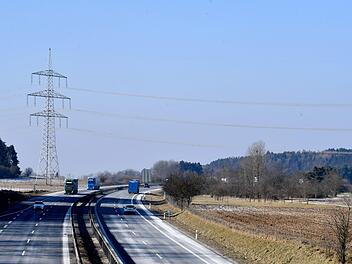 Im Bereich des Strommastes und dahinter  soll ein Solarpark   an der A70 bei Würgau entstehen.   Das Bauleitverfahren wurde dafür nun eingeleitet.  Foto: Ronald Rinklef