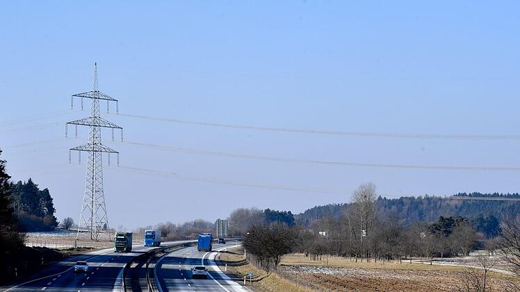 Im Bereich des Strommastes und dahinter  soll ein Solarpark   an der A70 bei Würgau entstehen.   Das Bauleitverfahren wurde dafür nun eingeleitet.  Foto: Ronald Rinklef