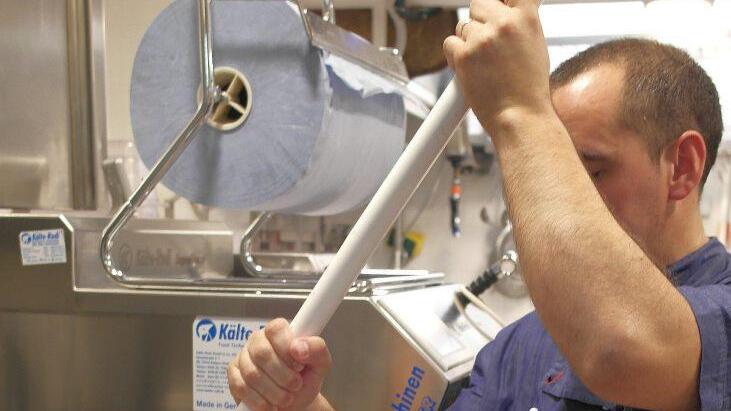 Mit dem Riesenspatel hebt Mitarbeiter Nuno Varges das Vanilleeis heraus und füllt es in die 5-Liter-Behälter.