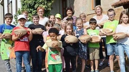 Ein eigenes Brot nahmen die 15 Kinder mit nach Hause. Im Bild hinten von links: Christa D&ouml;lker, Heidi Schick und Uschi Ortmann. Fotos: privat