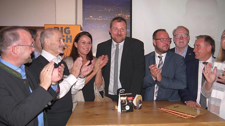 Applaus für den Wahlsieger.Foto: Berthold Köhler