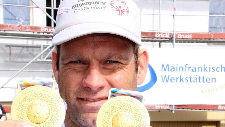 Goldjunge: Stefan Weidner nach seiner Rückkehr aus Dubai im Hof der Mainfränkischen Werkstätten in Würzburg. Diana Fuchs