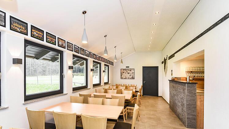 Nur gut, dass die Meilschnitzer ihr Sportheim rechtzeitig zu ihrem 70-jährigen Bestehen in Eigenregie renovierten. Fotos: Hagen Lehmann