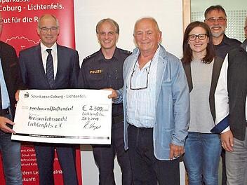 2500-Euro-Spendenübergabe durch die Sparkasse zum Start der Aktion "Könner durch Er-fahrung", von links: Walter Partheymüller, Landrat Christian Meißner, Roland Vogel, Michael Lang, Alfons Hrubesch, Teresa Weiser, Erich Günther, Karl Brendel und Stefan Schneyer  Foto: Alfred Thieret