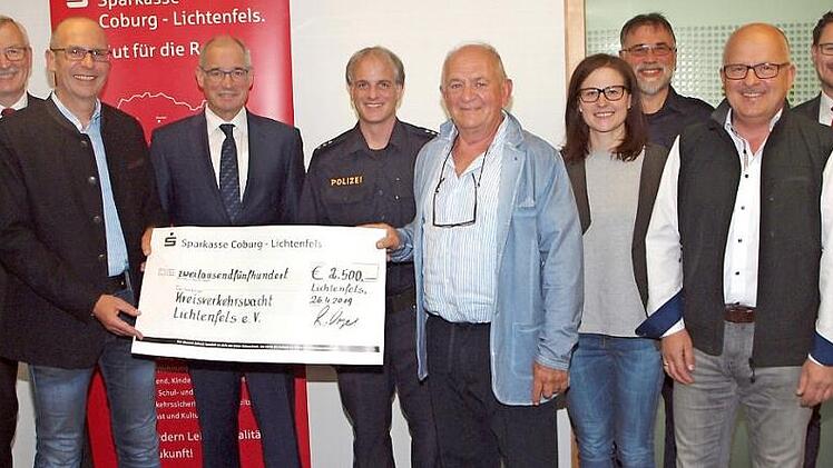 2500-Euro-Spendenübergabe durch die Sparkasse zum Start der Aktion "Könner durch Er-fahrung", von links: Walter Partheymüller, Landrat Christian Meißner, Roland Vogel, Michael Lang, Alfons Hrubesch, Teresa Weiser, Erich Günther, Karl Brendel und Stefan Schneyer  Foto: Alfred Thieret
