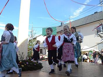 Die Kindertanzgruppe zeigte mit Begeisterung ihre einstudierten Volkstänze.  Foto: Karl-Heinz Hofmann