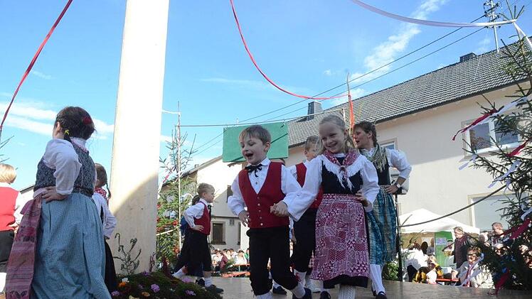 Die Kindertanzgruppe zeigte mit Begeisterung ihre einstudierten Volkstänze.  Foto: Karl-Heinz Hofmann