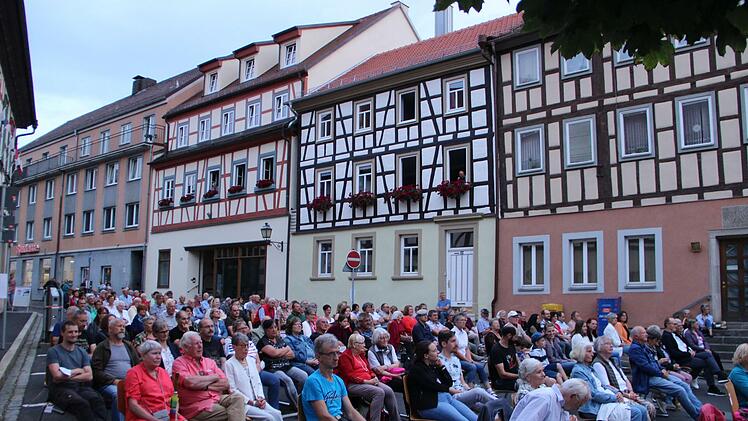 Groß war das Interesse am Auftritt des Heeresmusikkorps auf dem Münnerstädter Marktplatz. Foto: Heike Beudert