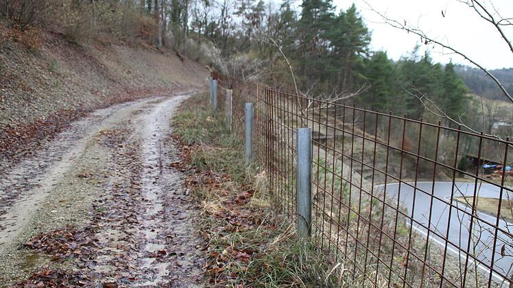 Die Zufahrt zum Hochbehälter ist nicht mehr sicher genug. Nur ein Zaun begrenzt zum Abhang hin. Unsicher auch die Einfahrt zum Weg von der Serpentine.