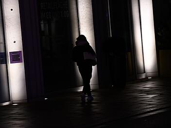 Bamberg: Männer verfolgen Frau und schleppen sie in Gasse - Gruppe greift ein