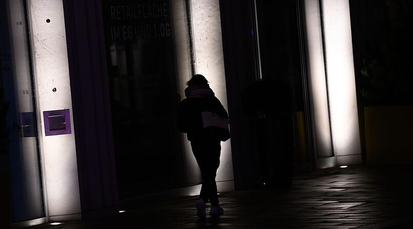 Bamberg: Männer verfolgen Frau und schleppen sie in Gasse - Gruppe greift ein