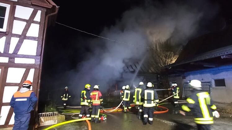 Scheune im Kreis Ansbach in Vollbrand: Feuerwehr muss Gebäude kurzerhand einreißen