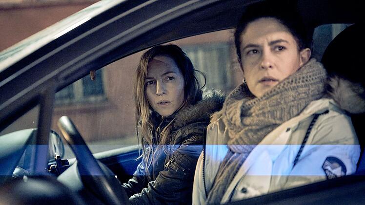 Maria Morales (Amanda da Gloria, rechts) beobachtet, wie ein Polizist seine Kollegin bedr&auml;ngt. Ihre Kollegin Angela Kowalski (Katharina Sch&uuml;ttler) h&auml;lt sie davon ab, die Frau zu verteidigen.